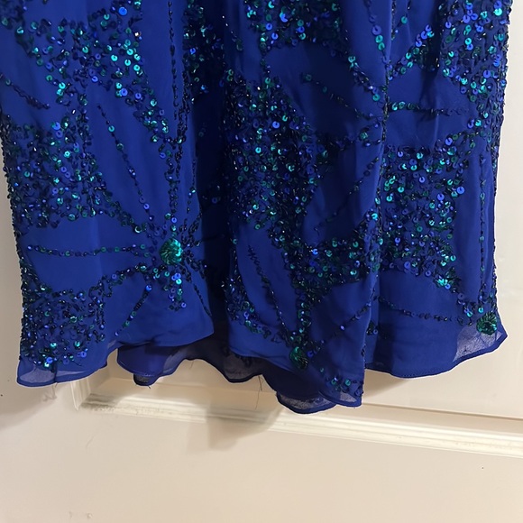 This is a stunner!! Blue and green sequin size 4 Adrianna Papell formal gown - Picture 5 of 7
